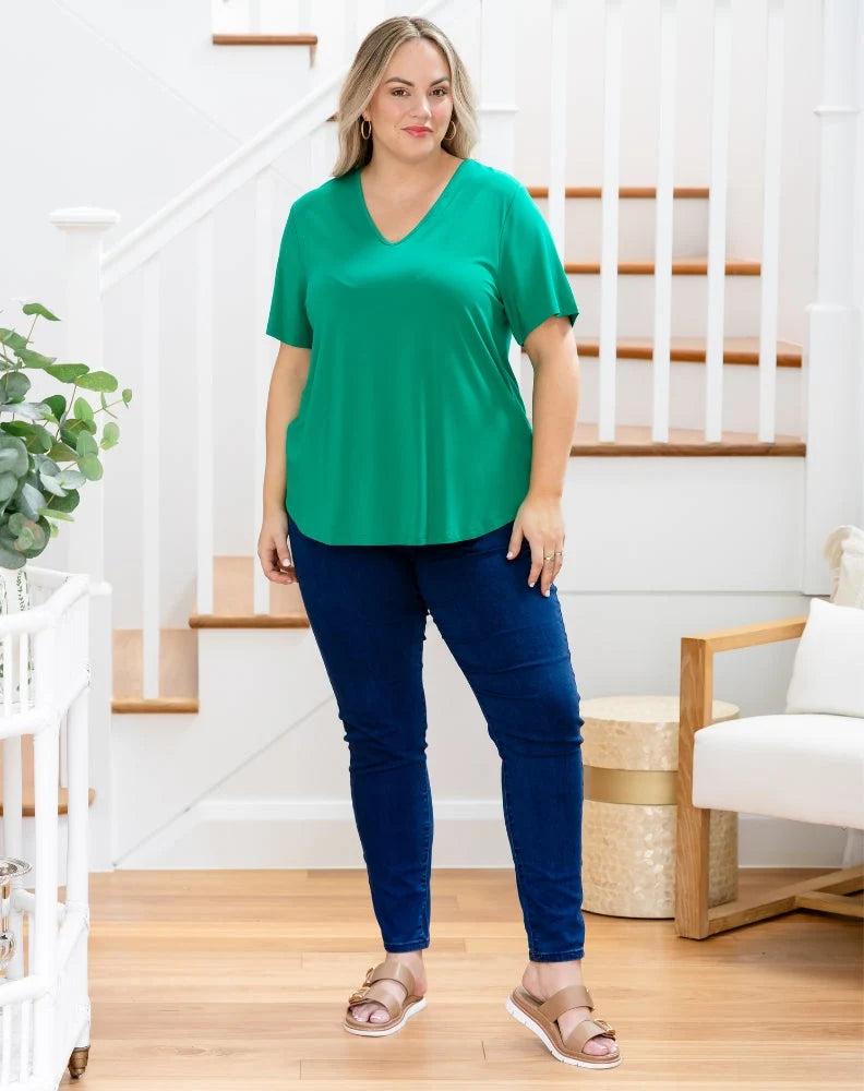 Elena Tee