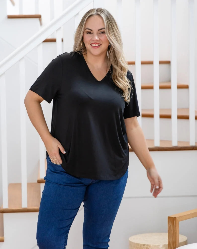 Elena Tee